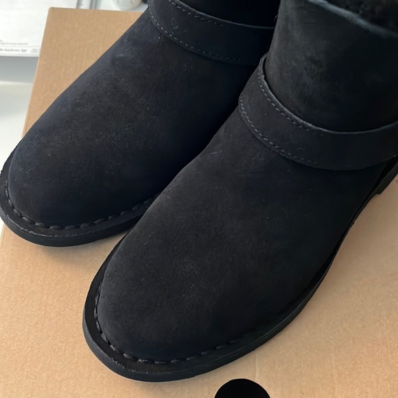 New UGG Zariyah Water Repellent Ankle Boot - Picture 5 of 11